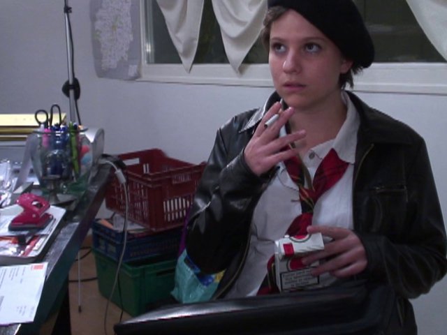 Lisa, 20 ans, évite la mise à pieds en baisant avec le proviseur