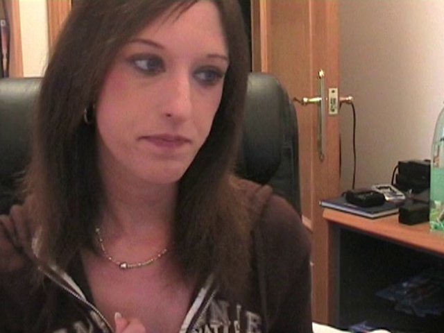 Laura se fait baiser au bureau devant la webcam