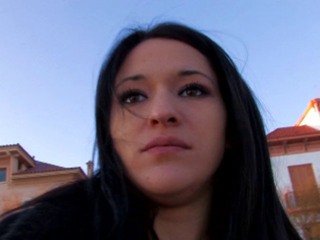 Une brunette se laisse baiser par un mec en manque de sexe