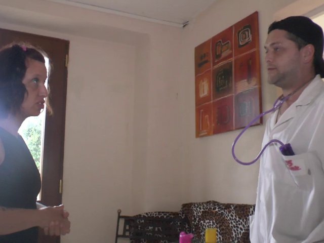 Femme tatouée, en manque de sodomie fait appel à un expert