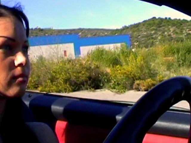 Une baise hard sur le capot d'une Mercedes rouge