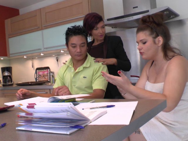 Une mère et sa fille baisent un jeune étudiant ensembles