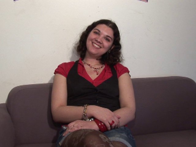 Elle laisse son mec à la maison pour venir se faire défoncer chez nous