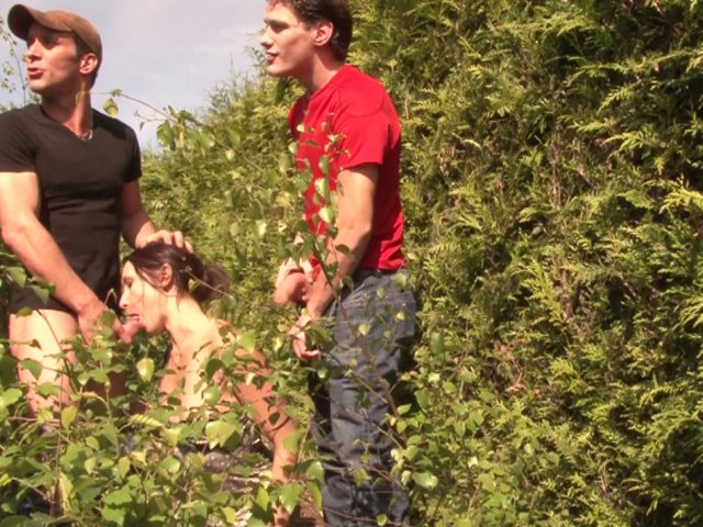 Jeune nympho se fait baiser par deux mecs dans le jardin des parents