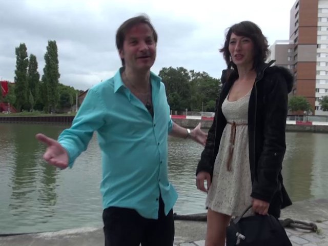 Une superbe salope repérée dans la rue fait son premier porno