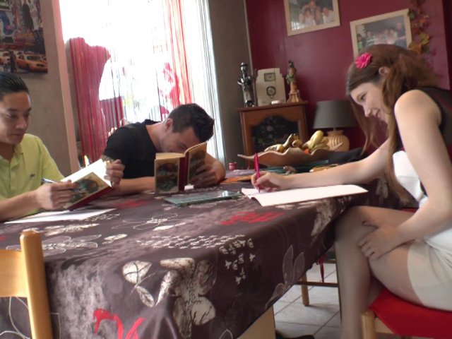 Une jeune étudiante encaisse sa première double pénétration